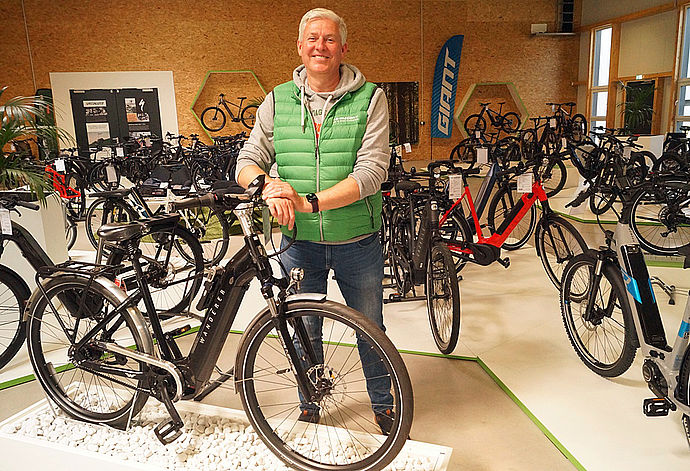 Bei "e-motion e-Bike Welt Wedel" können Geschäftsführer Ralf Hoffmann und sein Team eine große Auswahl von Rädern präsentieren.