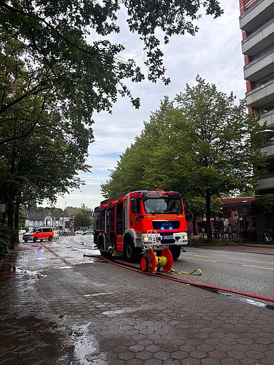 Das Tanklöschfahrzeug der Feuerwehr Stadt Wedel an der Einsatzstelle