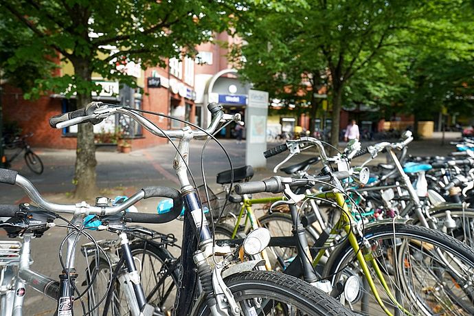 Mit einer neuen Bike+Ride-Anlage will die Stadt Wedel den Radverkehr fördern und das Bahnhofsumfeld optisch aufwerten. Foto: Stadt Wedel/Kamin