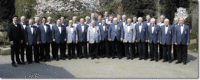 Foto der Männer in U-Form aufgereihten Männ der Chorgemeinschaft Heist/Wedel