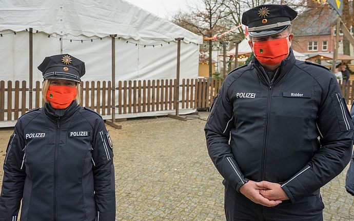 Wichtige Anlaufstelle: Auch eine Delegation der Wedeler Polizeiwache zeigte mit orangefarbenen Masken am Aktionstag auf dem Rathausplatz Präsenz. Foto: Stadt Wedel/Kamin