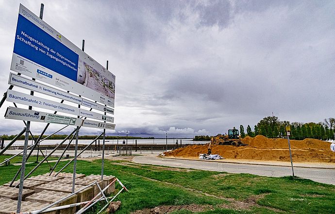 Am Schulauer Hafen ist in dieser Woche der zweite Bauabschnitt der Neugestaltung der Ostpromenade gestartet, im Zuge dessen die markante Freitreppe am südlichen Ausgang der Ostpromenade hergestellt werden soll. Foto: Stadt Wedel/Kamin