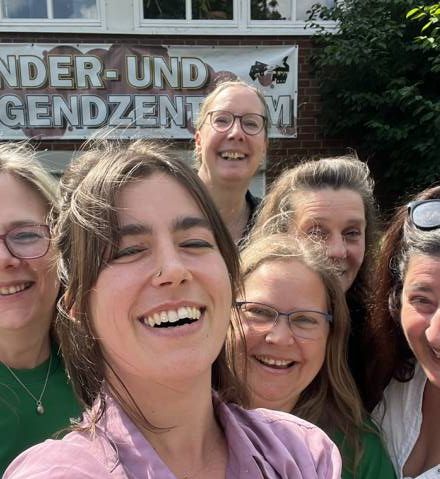Das Organisationsteam freut sich auf zahlreiche Gäste und jede Menge Spaß beim Bekstraßenfest am Sonnabend, 22. Juni 2024, von 12 bis 16 Uhr. Foto: Stadt Wedel/Bekstraße 