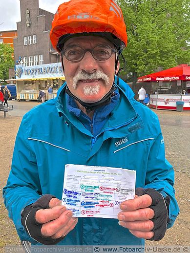 Stadtradeler Hanspeter Raschle aus Pinneberg zeigt seine ausgefüllte Stadtradeln-Tag-Stempelkarte in die Kamera