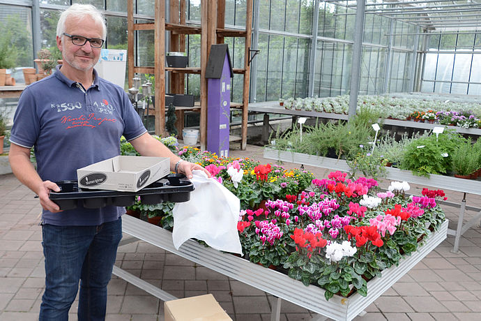 Gärtnermeister Hans-Peter Körner wünscht sich bewussten Umgang mit Verpackungen - egal, ob Pappe oder Plastik.