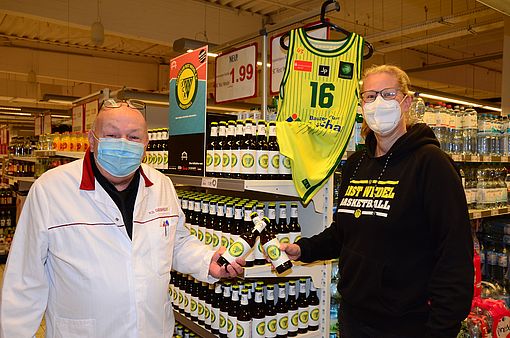 So war es beim letzten Mal: famila-Marktleiter Hans-Dieter Giesbrecht und SC-Rist-Vorsitzende Andrea Koschek beim Start der Vereinsheim-Aktion