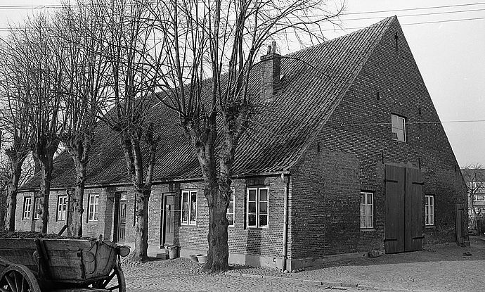 Dieser Hof, der Schlachtermeister Johannes König gehörte und an der Bäckerstraße stand, fiel 1964 einem Brand zum Opfer. Foto: Stadtarchiv/Wedel