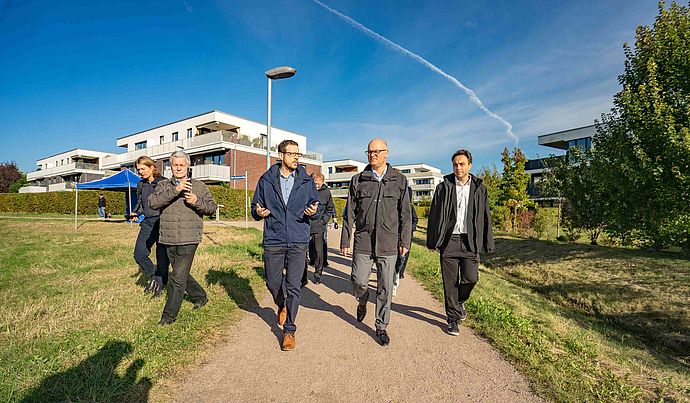 Entlang des Regenwasserweges führte der Wedeler Starkregen-Experte Christopher Seydewitz die Gäste zu den verschiedenen Stationen des Regenwasserweges. Foto: Stadt Wedel/Kamin