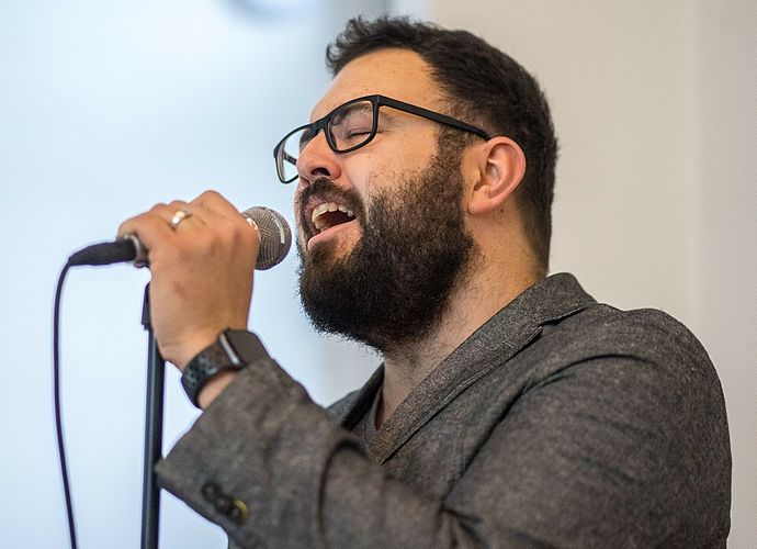 Der Wedeler Sänger Nathan Elcox sendete zusammen mit dem Pianisten Vladimir Ney mit dem Lennon-Song „Imagine“ eine Botschaft für Frieden und Verständigung der Menschen untereinander. Foto: Stadt Wedel/Kamin