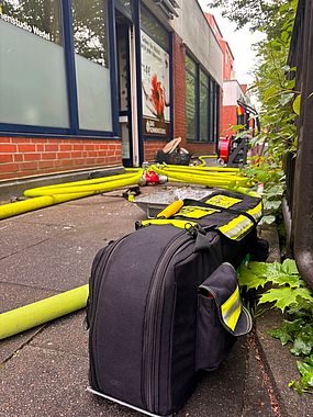 Die Tasche des Rettungstrupps am Verteiler vor dem Gebäude