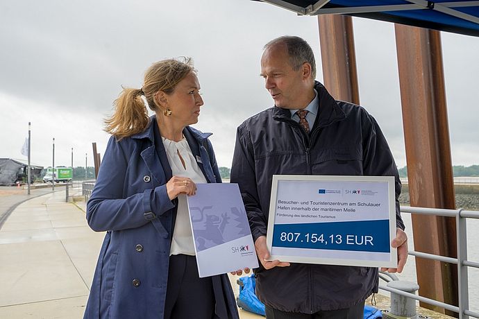 Der Minister für ländliche Räume Werner Schwarz überreichte der 2. Stv. Bürgermeisterin der Stadt Wedel Julia Fisauli einen Förderbescheid über einen EU-Zuschuss in Höhe von 807.154 Euro. Damit wird die geplante Rekonstruktion des Hafenmeisterhauses als Touristikzentrum umgesetzt.  Foto: Stadt Wedel/Kamin
