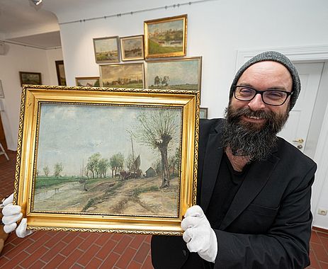 Museumsleiter Holger Junker hat eine Vielzahl von Werken von Wedeler Künstlerinnen und Künstlern zusammengetragen. die Ausstellung startet am 25. Februar mit einem Kunst-Café im Stadtmuseum Wedel. Bild: Stadtmuseum Wedel