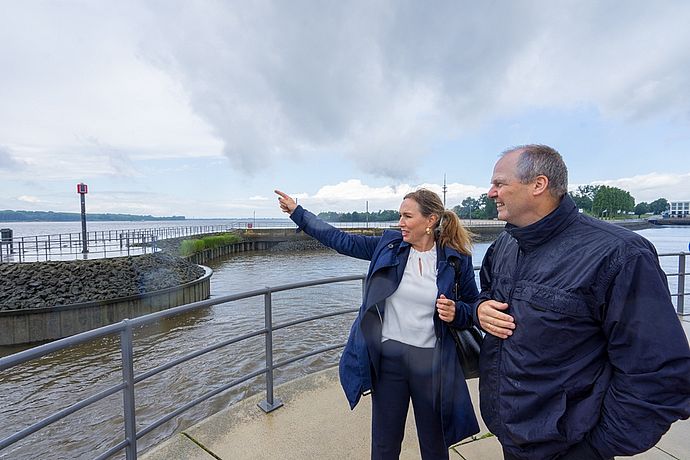 Minister Werner Schwarz interessierte sich für die Schnittstellenfunktion Wedels zwischen Schleswig-Holstein, Hamburg und Niedersachsen auf der anderen Elbseite, die am Schulauer Hafen deutlich wird. Foto: Stadt Wedel/Kamin