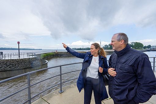 Minister Werner Schwarz interessierte sich für die Schnittstellenfunktion Wedels zwischen Schleswig-Holstein, Hamburg und Niedersachsen auf der anderen Elbseite, die am Schulauer Hafen deutlich wird. Foto: Stadt Wedel/Kamin