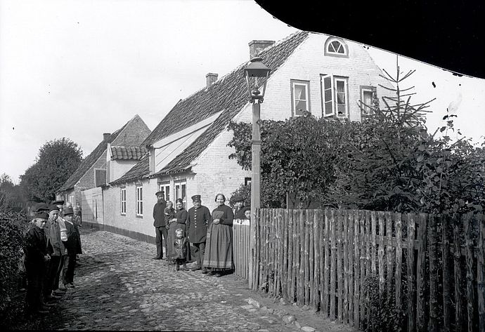 Der Stadtpolizist Wilhelm Kühl mit seiner Familie vor seinem Haus in der Hinterstraße 6, das „Kühl sin Lock“ genannt wurde, weil darin auch eine Zelle untergebracht war. Foto: Stadtarchiv/Wedel