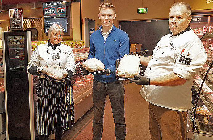 Ein reichhaltiges Geflügelangebot können Fleischfachverkäuferin Annika Höpermann (v.links), Geschäftsführer Frederik Klein und Fleischermeister Kai Schecht ihren Kunden präsentieren.