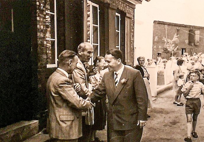 Ein Foto aus dem Jahr 1958 zeigt „den Vorbeimarsch am alten Schulleiter“ Arnold Hufe (2. von links). Foto: Stadtarchiv Wedel