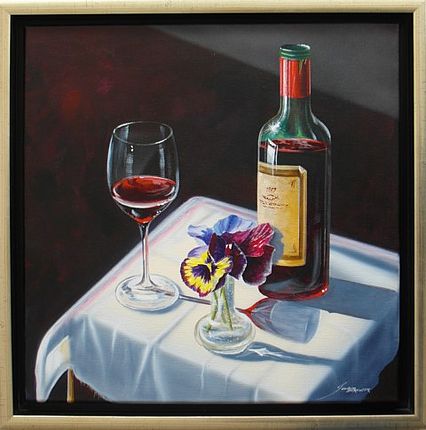 Weinflasche und ein Glas mit Wein neben einer Vase mit Stiefmütterchen, auf einer weißen Tischdecke