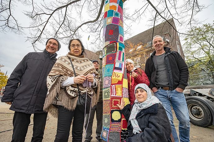 Die Gruppe „Bunte Hände“ um Nancy Gomez (2.v.l.) und die Unterstützer der Gruppe wollen mit den Häkelbäumen ein Zeichen für Weltoffenheit setzen. Foto: Stadt Wedel/Kamin