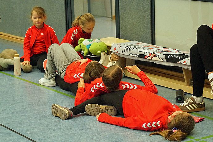 23.Elbe-Pokal ist auch anstrengend. Da hilft zwischendurch eine kleine entspannende Teampause.