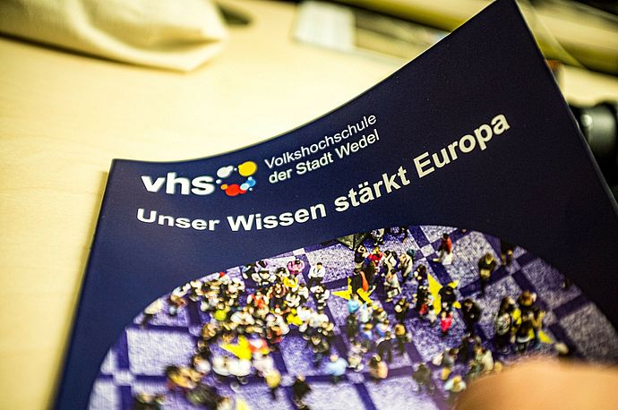 Seit dem 4. Januar 2024 ist das Frühjahrsprogramm der Volkshochschule Wedel mit dem Motto „Unser Wissen stärkt Europa“ als Heft oder online erhältlich. Foto: Stadt Wedel/Kamin