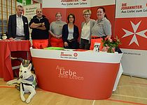 Die Johanniter kümmern sich in der Seniorenanlage Heinrich Gau liebevoll um die Bewohnerschaft - und sind auch mit Sanitätsdiensten unterwegs.