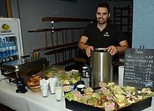...Johannes Kunze von der Highlight Sportsbar nebenan sorgte für leckere Stärkung der Besucher.