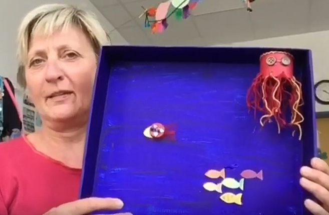 Birgit mit einem fertigen selbst gebastelten Aquarium