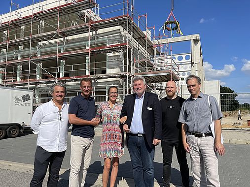 Freude über den großen Tag: Architekt Martino Addis (von links), Jan-Christoph und Katja Brölsch, Bürgermeister Gernot Kaser sowie Wedels Wirtschaftsförderer Fabian Plümer und Manuel Baehr.