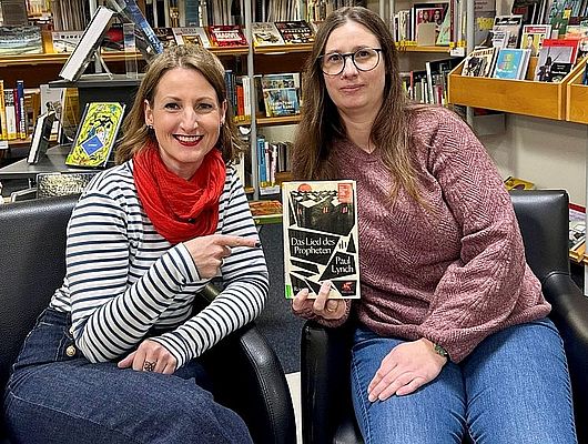 Ilka Hachenberg und Inga Brakhane (v.li.) leiten den neuen Lesekreis. Foto: Stadtbücherei