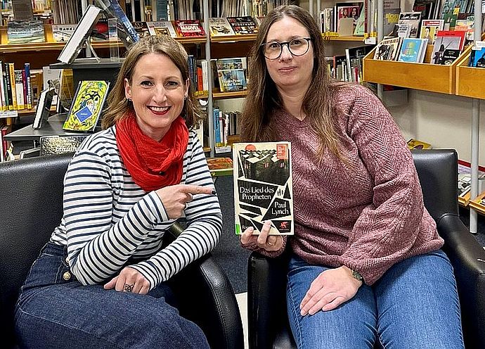 Ilka Hachenberg und Inga Brakhane (v.li.) leiten den neuen Lesekreis. Foto: Stadtbücherei