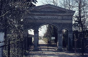 Friedhofstor mit Gitter