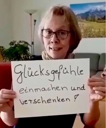 Marita aus der Schulkinderbetreuung mit einem Banner in der Hand