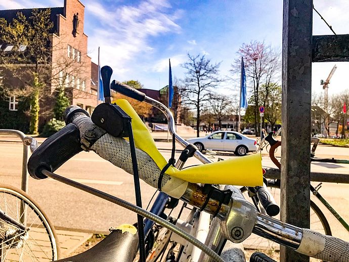 Mit einem solchen gelben Zettel werden offenkundig nicht mehr fahrtaugliche Räder gekennzeichnet. Wenn diese bis zum 13. Mai 2024 von den Eigentümerinnen oder Eigentümern nicht entfernt werden, werden die gekennzeichneten Räder entsorgt. Foto: Stadt Wedel/Kamin 