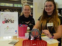 Gewinne, Gewinne, Gewinne! Alina Moldenhauer und Tara-Alea Mauk von Physiofly verlosten per Bingo-Trommel Massagen und anderen Anwendungen.