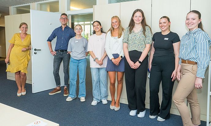 Start bei der Stadt II: Bei ihrem von den Auszubildenden im 3. Lehrjahr, Amely Großmann und Sophie Jacobs (2. und 1. von r.), geführten Rundgang wurden die neuen Auszubildenden und auch von Wedels 2. Stv. Bürgermeisterin Julia Fisauli-Aalto und dem Stadtpräsidenten Julian Fresch begrüßt. Foto Stadt Wedel/Kamin
