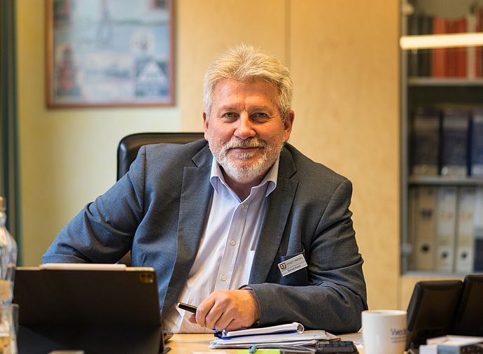Bürgermeister Gernot Kaser freut sich auf die Gespräche mit Wedelerinnen und Wedelern auf seiner Tour über die Wedeler Wochenmärkte ab 2. März. Archivfoto: Stadt Wedel/Kamin