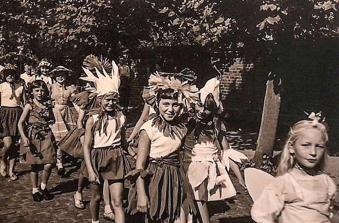 Noch ein Foto aus dem Jahr 1958 beschriftet mit den Worten: „Die Klasse V als Elfen“. Vielleicht erkennt sich noch jemand wieder, dann freuen wir uns natürlich über eine Rückmeldung. Foto: Stadtarchiv Wedel