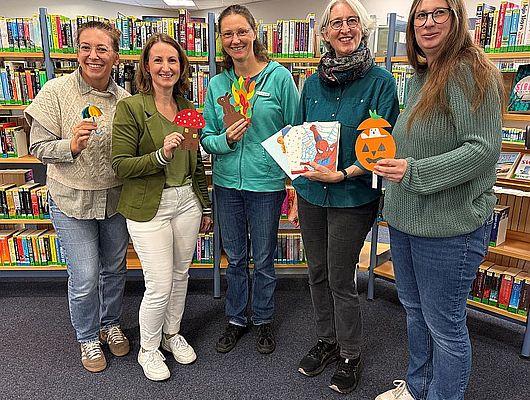 Mitarbeiterinnen der Stadtbücherei um Leiterin Ilka Hachenberg (2. v. li.) freuen sich auf das Herbstferienprogramm mit den Kindern (Copyright: Stadtbücherei)