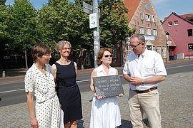 2015- Übergabe des französischen Gastgeschenks für den neuen Platz am Mühlenteich/ Recht: Stadt Wedel