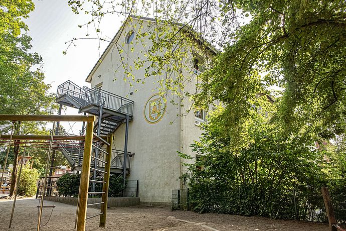 Die Wedeler Altstadtschule wird in diesem Jahr 150 Jahre alt. Aktuell läuft eine Jubiläums-Projektwoche mit einem großen Umzug durch Wedel am Freitag, 28. Juni 2024, ab 14 Uhr. Foto: Stadt Wedel/Kamin