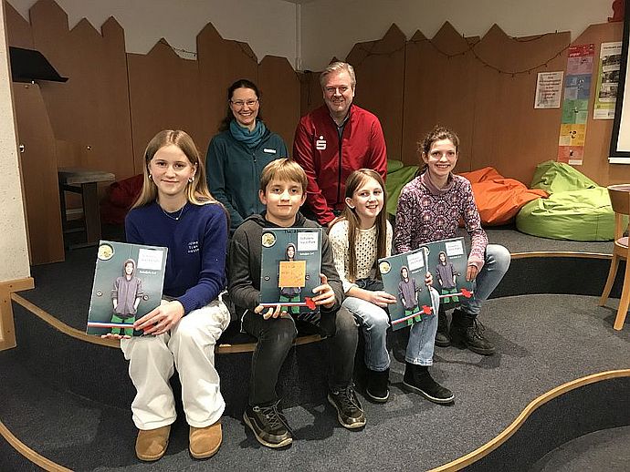 Bild 2: Juli, Theo, Emma und Pia mit der stellvertretenden Büchereileiterin Veronika Trottenberg und Dirk Carstens von der Stadtsparkasse Wedel (von links) (Foto: Stadtbücherei)