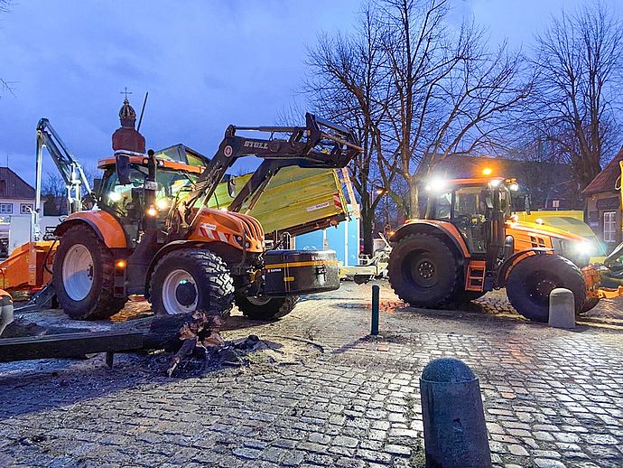 Eine Linde am Roland hat am frühen Mittwochmorgen den starken Sturmböen nicht standgehalten. Mitarbeiter des städtischen Bauhofs hatten den Baum daraufhin gesichert, zerteilt und abtransportiert. Foto: Stadt Wedel