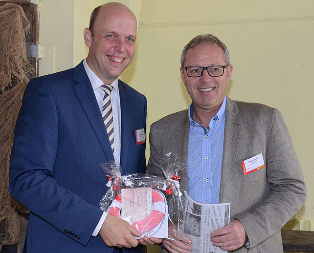 Bürgermeister Niels Schmidt (rechts) bedankte sich bei Jochen Möller für "gute Partnerschaft"