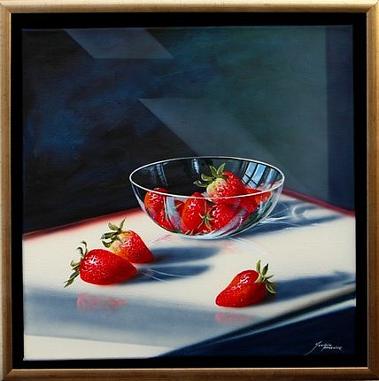 Angerichtete Erdbeeren in einer Glasschale, auf einem weißen Tisch