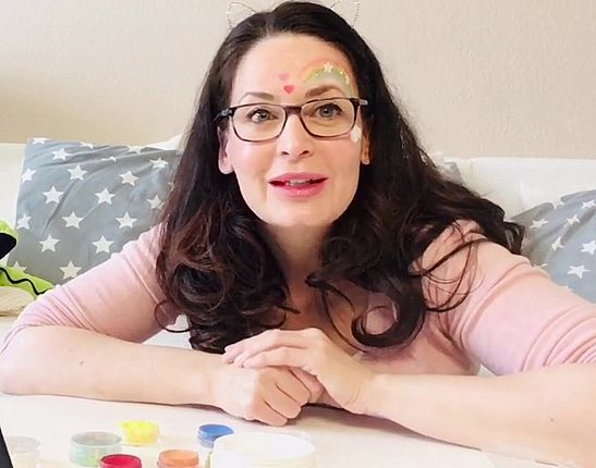 Haley zeigt ihr geschminktes Gesicht