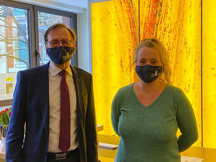Coronagerecht wird das freundliche Lächeln von der Maske bedeckt: Ralf Kornobis und Maria Günther