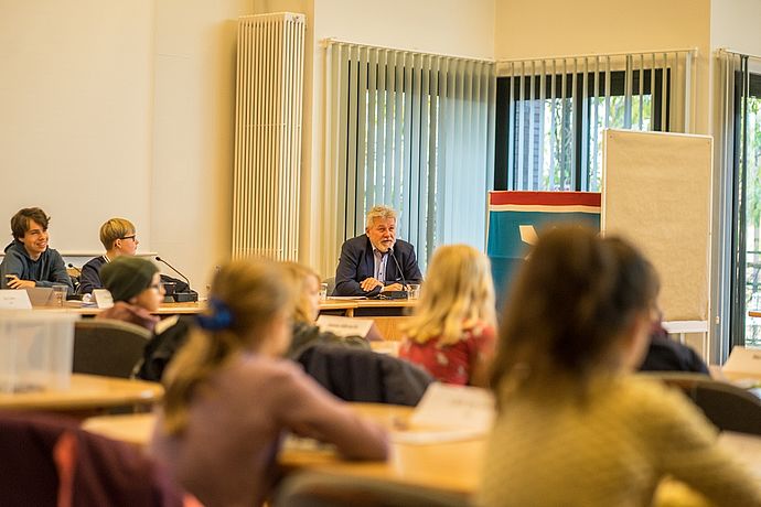 Bürgermeister Gernot Kaser stellte sich den Fragen der Schülerinnen und Schüler. Foto: Stadt Wedel/Kamin