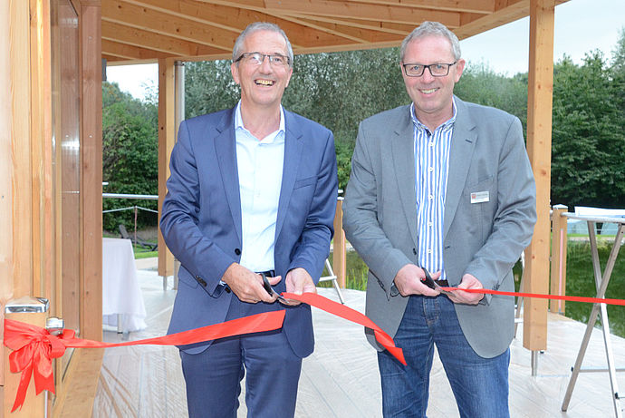 Der Klassiker: Geschäftsführer Adam Krüppel (links) und Bürgermeister Niels Schmidt beim Eröffnungs-Scherenschnitt