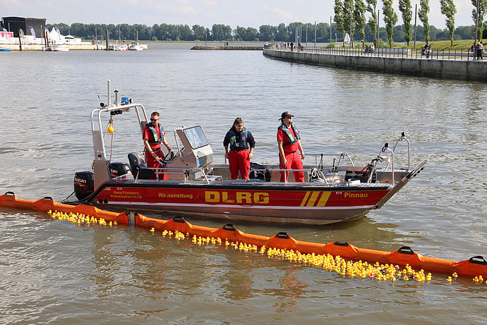 Die Freiwillige Feuerwehr Wedel hatte das Rennen der kleinen gelben Plastik-Enten begleitet- im kommenden Jahr sollen noch mehr der putzigen Schwimmer an den Start gehen.